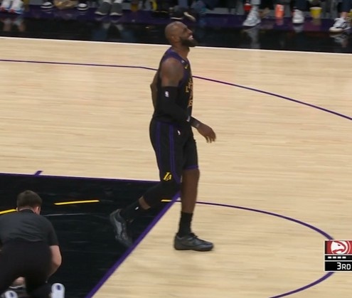 九游娱乐下载-老将不容易啊！詹姆斯上篮落地右脚不适 一瘸一拐仍在坚持